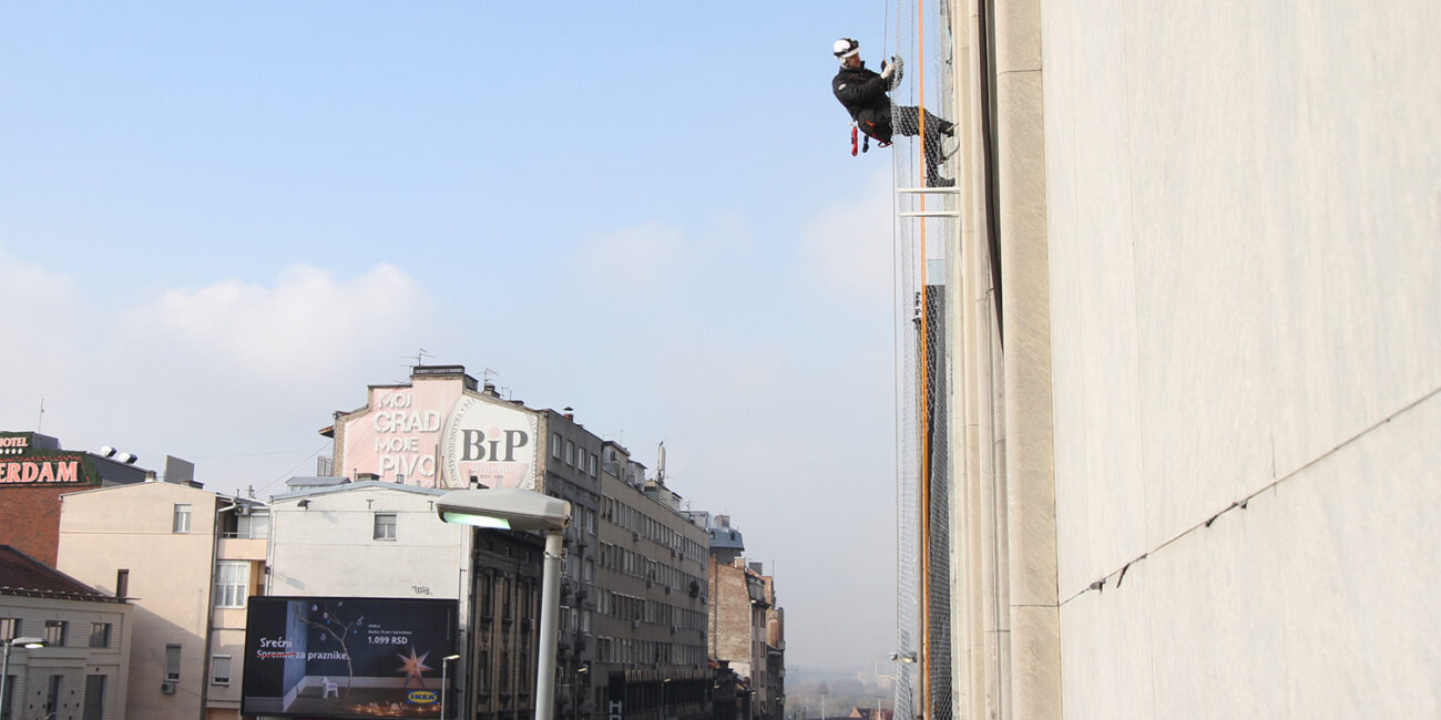 Postavljanje zaštitne ograde na fasadi 2 - Jadran doo Beograd